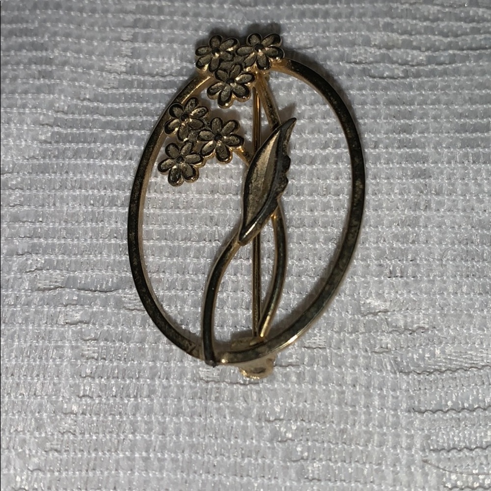 Floral Cluster Gold Tone Oval Brooch/Pin